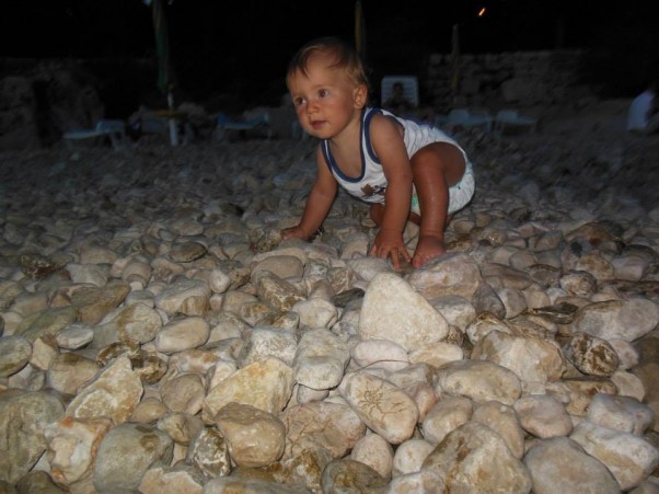 Wakacujemy... Na kamienistej plaży fajnie jest!\nKamienie układam, przekładam \nI fajnie bawię się !