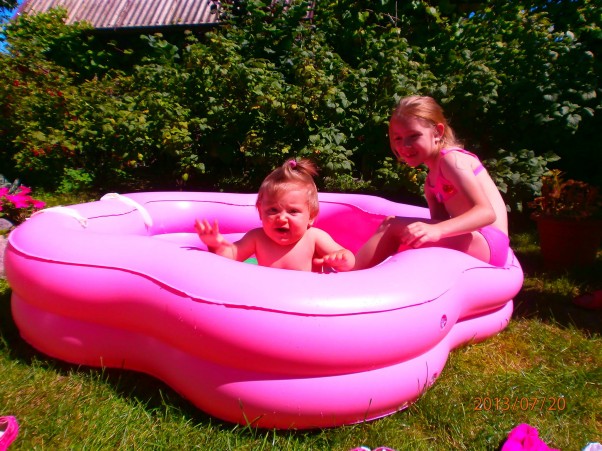 Zdjęcie zgłoszone na konkurs eBobas.pl my  sie goraczki nie boimy w baseniku swietnie sie bawimy