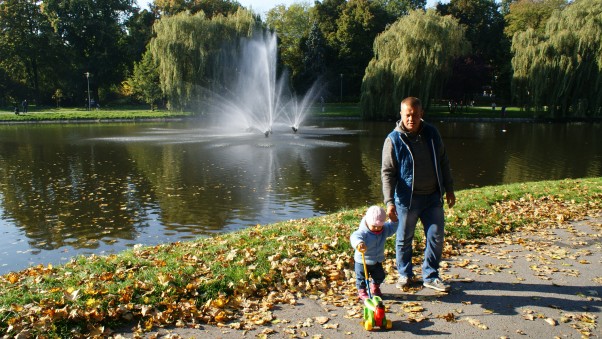 Zdjęcie zgłoszone na konkurs eBobas.pl Spacerek z tatusiem w parku. 