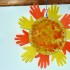 Wojtuś, 2 lata 8 m&#45;cy. Talerz papierowy został pomalowany przez Wojtka na dwa kolory &#40;żółty oraz pomarańczowy&#41; przy pomocy pociętych gąbeczek do naczyń. Rączki Wojtuś obrysował na papierze kolorowym &#40;mama wycięła&#41; i przykleił w koło naprzemiennie kolorami :&#41; I słoneczko nam teraz świeci okrągły rok :&#41;