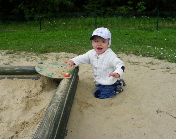 W piaskownicy wszystkim można się bawić, nawet 3 &quot;śrubki&quot; są ciekawe dla małego Janka