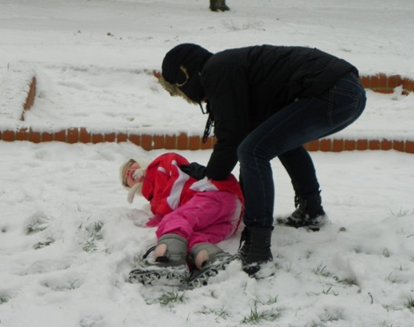 walka na razie mama wygrywa, ale później Kindze szczęście dopisało i wyturlała mamę w śniegu!!