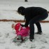 na razie mama wygrywa, ale później Kindze szczęście dopisało i wyturlała mamę w śniegu!!
