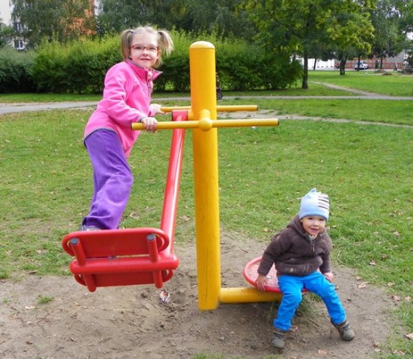 dbamy o dobrą formę W drodze do szkoły mijamy &quot;sprzęty &quot; do ćwiczeń i codziennie mamy tam postój. Wszyscy ćwiczą jak potrafią, nawet nieraz mama się skusi i poćwiczy!