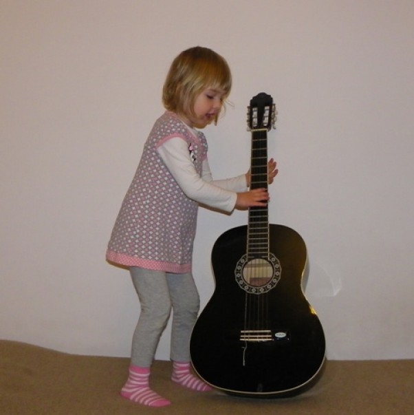 nauka gry na gitarze Pierwsze spotkanie z...gitarą i od razu była chęć nauki. Już po jednym dniu &quot;umiała&quot; grać.