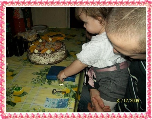 Zdjęcie zgłoszone na konkurs eBobas.pl heh...moja niunia podczas pierwszych urodzinek wybrała kieliszek:*