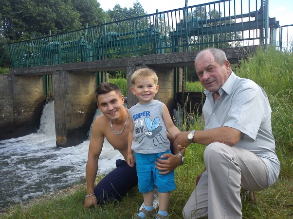 Z dziadkiem na wycieczce! Z dziadkiem na wycieczce nad rzeke... troszke relaksu i wysiłku aby przejsc tama przez rzeke i pooddychac świezym powietrzem.