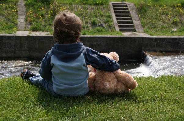 Kubuś i przyjaciel:&#41;&#41; Kubuś&#40;18 m&#45;cy&#41; i Tuptuś nad rzeką.