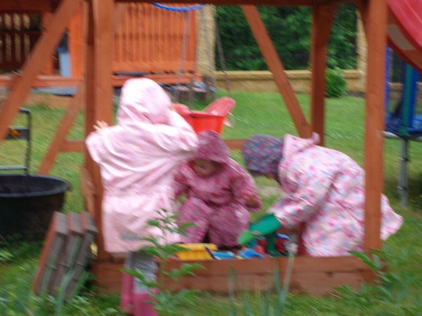 Zdjęcie zgłoszone na konkurs eBobas.pl deszcz czy nie, zabawy z kuzynkami w na świeżym powietrzu to podstawa!