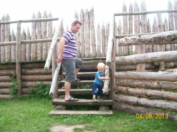 Dziadek uczy schodzic po schodach:&#41; Aktywna wycieczka w Owidzu 2012.\nDziadek Staś kontra Wnuczek Krzyś, czyli nauka chodzenia po schodach w terenie:&#41;