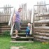 Aktywna wycieczka w Owidzu 2012.\nDziadek Staś kontra Wnuczek Krzyś, czyli nauka chodzenia po schodach w terenie:&#41;