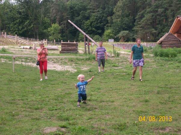 Schody w terenie:&#41; Aktywna wycieczka krajoznawcza, Owidz 2013\nDziadek Staś kontra Wnuczek Krzyś, nauka schodzenia po schodach w terenie.