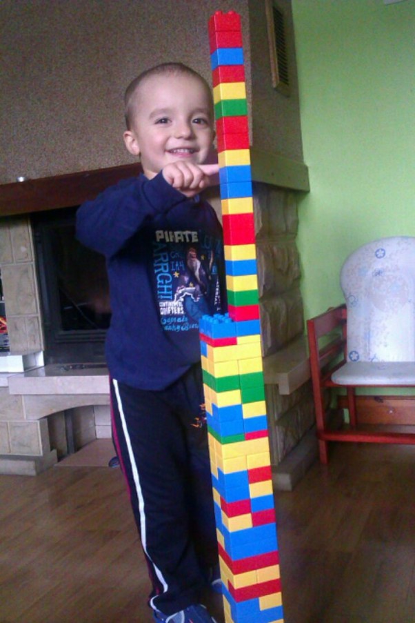 Mały architekt Oto wieża Eiffla w wykonaniu mojego 3,5 rocznego synka Adasia:&#41;