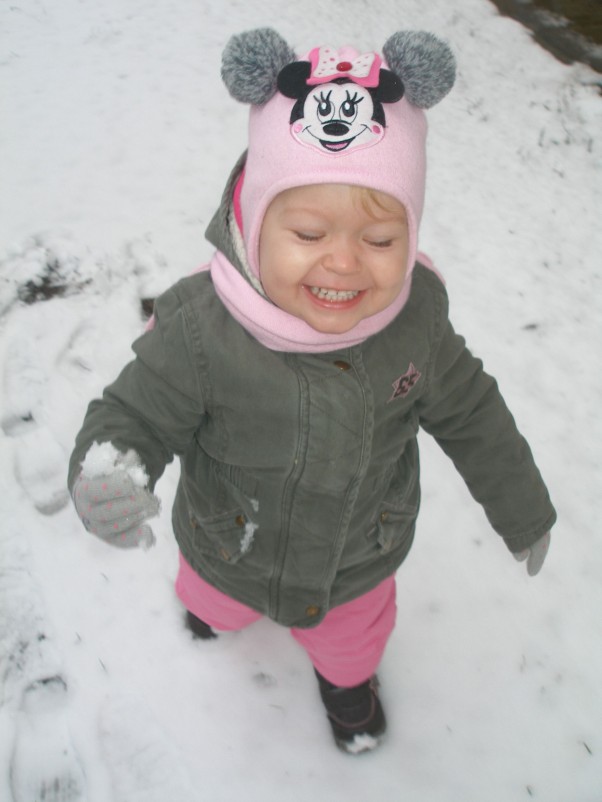 Zimowe zabawa Laurka uwielbia zabawy na świeżym powietrzu.Niezależnie od pory roku ;&#45;&#41;