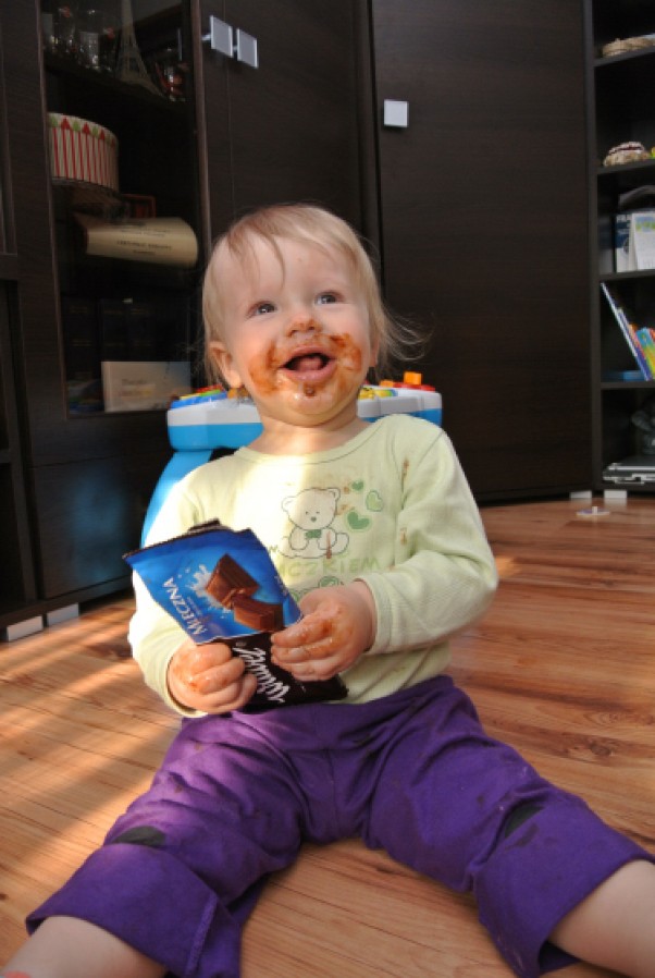 Zdjęcie zgłoszone na konkurs eBobas.pl Przypadkowe spotkanie synka z czekoladą :&#41;