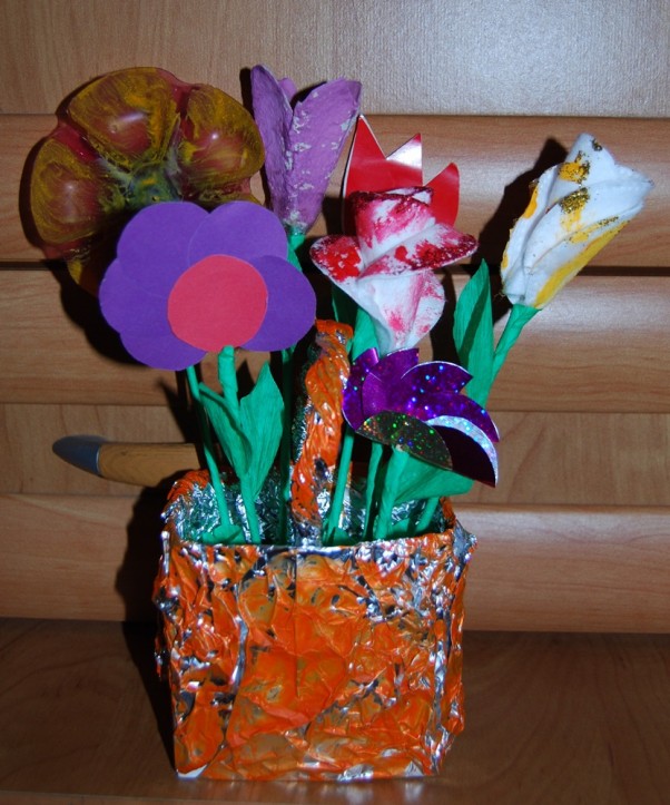 kwiatki dla babci Dzieci &#40;Sebastian 4l. i Julcia 2l.&#41; zrobiły bukiet kwiatów dla babci. Koszyczek zrobiony z kartonu po napoju &#45; owinięty folią aluminiową i pomalowany farbką...kwiatki wykonane z papieru, płatków kosmetycznych, wytłoczek po jajkach, a nawet z dna butelki ;&#41;