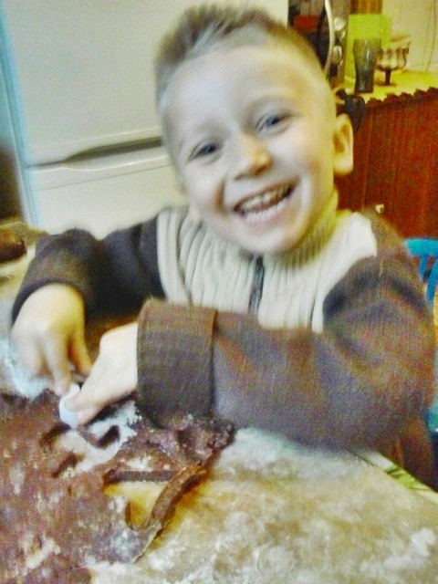 Śmieszek Mój syn uwielbia piec ciasteczka,to wielka frajda dla niego;&#41;