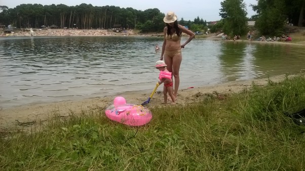 Zdjęcie zgłoszone na konkurs eBobas.pl Główki chronimy i w wodzie ciała chłodzimy.