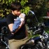 Jedne z pierwszych a jednocześnie jedne z ostatnich. Jasiek łapie promyki słońca na rękach u taty. Maluszek korzysta z sierpniowego słońca pozując do zdjęcia na motocyklu. 