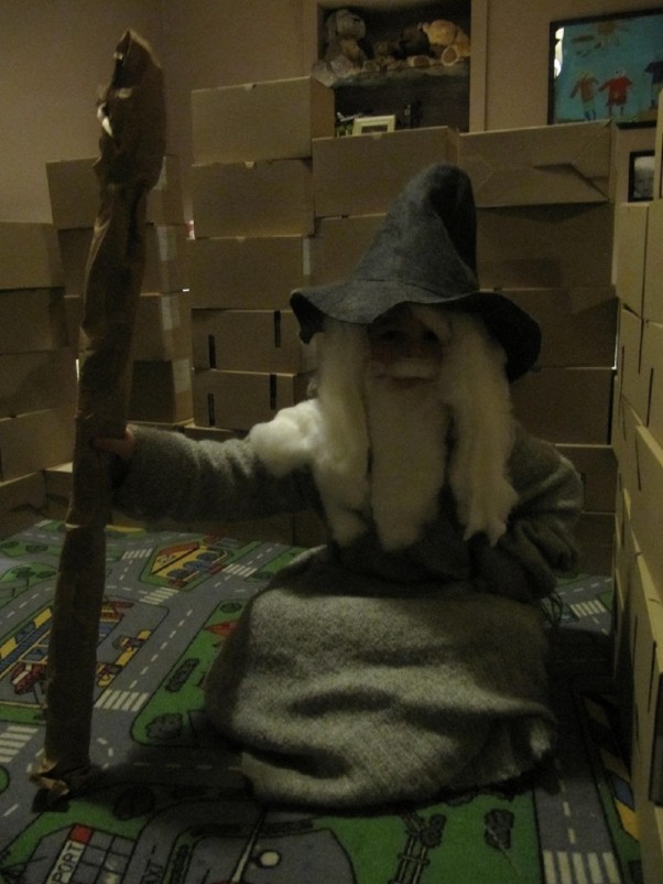 Gandalf strój Gandalfa mama wykombinowała. w swojej szafie wszystko wyszukała.Efekt chyba udany:&#41; bo nie zostałem na balu rozpoznany:&#41;