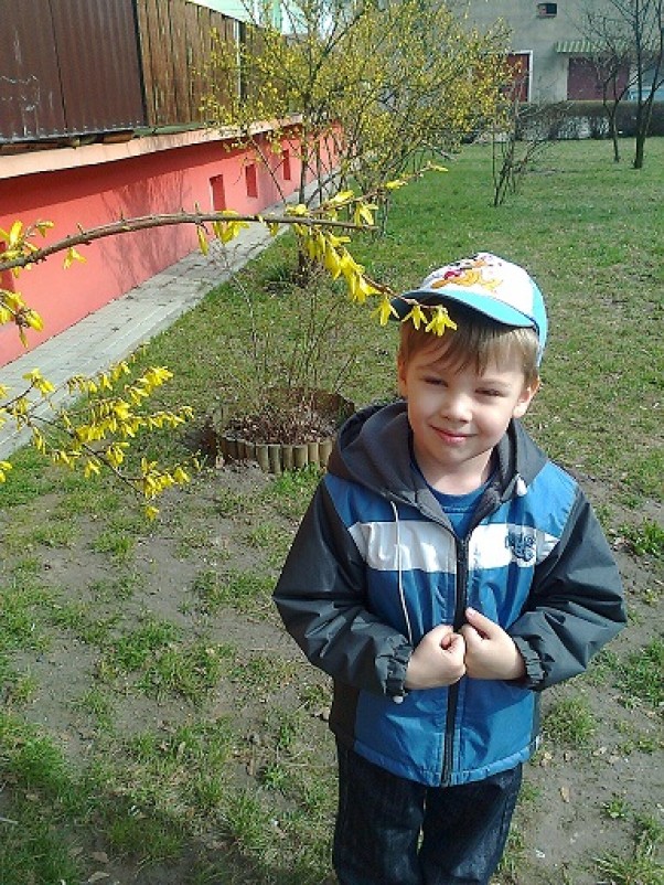 Zdjęcie zgłoszone na konkurs eBobas.pl Miło tak wiosennie,słoneczko grzeje po buźce,wiaterek wieje a Danielkowi na głowie zakwitły kwiatuszki.6lat