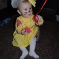 Amelka jako Myszka Minnie w żółtej sukieneczce.