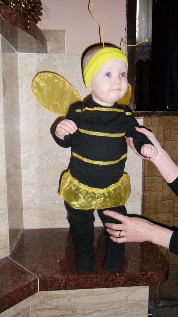 mała pszczółka mój pierwszy bal przebierańców w wieku 10 miesięcy