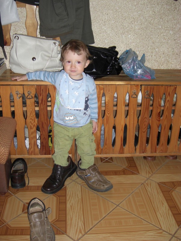 Aluś&#45;Kot w butach Oto mój syn Aleksander w trakcie przymiarki butów dziadka,czyż nie wygląda jak Kot w butach?:&#45;&#41;