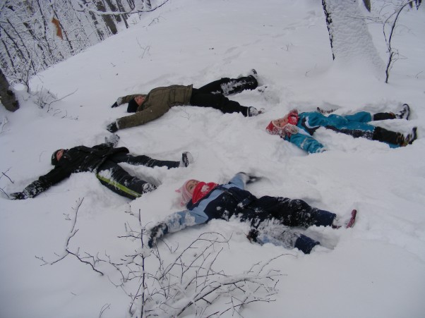 Aniołki:&#41; Zdjęcie przedstawia zabawę na śniegu,a dokładnie robienie śniegowych aniołków.