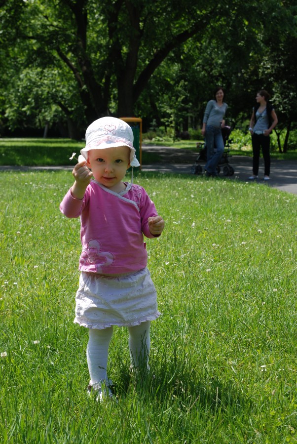 to dla mamusi :&#45;&#41; Pierwszy wiosenny, ciepły wypad do zoo.. Córcia była zafascynowana trawką i kwiatami :&#45;&#41; Jeden dała mi ;&#45;&#41;