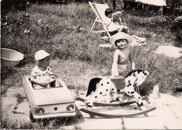 1977 r. Rodem z Dzikiego Zachodu. Mam kapelusz i konia...ale tak naprawdę wolałabym ten samochód. Mam tu 3 lata 