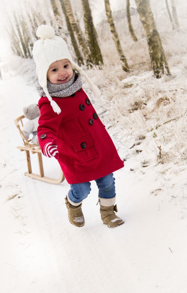 Zimowe szaleństwa z misiem Córeczka uwielbia zabawy na śniegu. Zwłaszcza z ulubioną przytulanką.