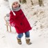 Córeczka uwielbia zabawy na śniegu. Zwłaszcza z ulubioną przytulanką.