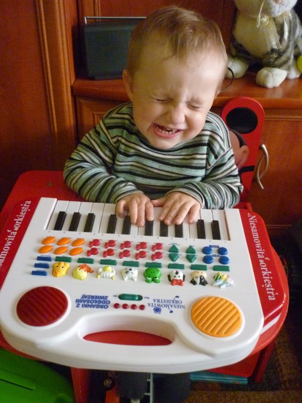 Mały organista  Mój syn siedząc w domu gra na swoich ukochanych organach,aby w ten sposób szybko pokonać paskudną infekcję.