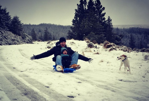 Zdjęcie zgłoszone na konkurs eBobas.pl Zabawa na sniegu jest nie tylko dla dzieci...tatus tez mial taka frajde, ze ho ho...:&#45;&#41;&#41;&#41;