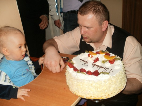 Synek dmuchamy! W pierwsze urodziny to Tatuś nauczył Olusia zdmuchiwać świeczkę z tortu :&#41;