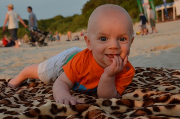 NA plaży w dni upalne i słoneczne \nw domu się chowamy, \nlecz gdy tylko słońce zajdzie,\nna plażę ruszamy.\nciepło jest i miło\nsłychać morza szum\nsłońce w oczka już nie razi \ni rozszedł się tłum