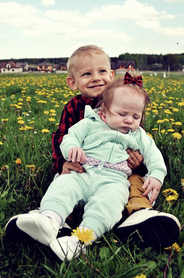 Zdjęcie zgłoszone na konkurs eBobas.pl Matylda &#40; 5 miesięcy&#40;&#41; i jej przyjaciel Gromek &#40;1,5 roku&#41; na wiosennej polance :&#41; ciekawe czy pozostaną parą już na zawsze;&#41;