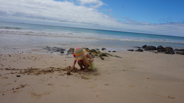 Zabawy w piasku. Zabawy w piasku bardzo polubiłam, zamek na plaży syrence ulepiłam, morska fala później mi go zabrała .... taka była ma przygoda mała.