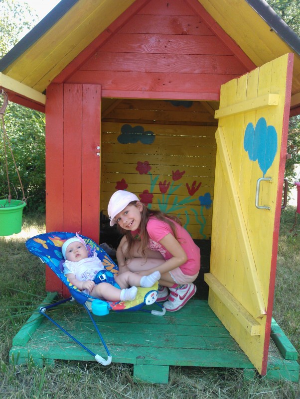 Zdjęcie zgłoszone na konkurs eBobas.pl Na działeczce z siostrą domek mały mamy,\ni w nim miło czas spędzamy.\nLilka na werandzie się relaksuje,\na ja ją wyśmienicie pilnuję.