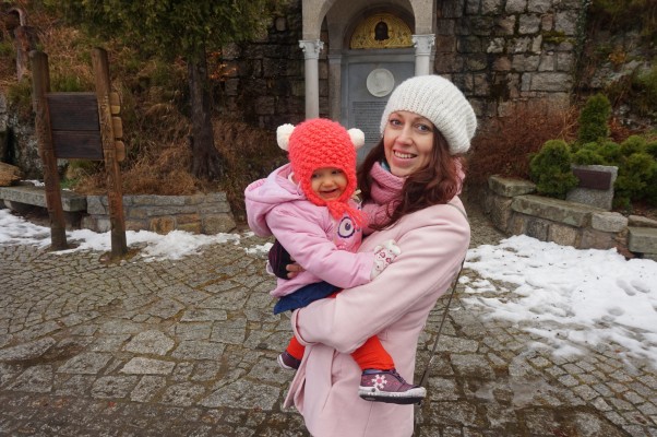 Zdjęcie zgłoszone na konkurs eBobas.pl Jeszcze chodzić się nie nauczyłam, jednak z mamusią dzielnie i radośnie Świątynię Wang zimą zwiedziłam!!!!