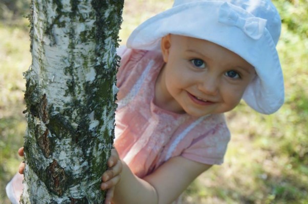 Zdjęcie zgłoszone na konkurs eBobas.pl A kuku mamusiu! Za drzewkiem się schowałam. Teraz na Ciebie czekam, abyś mnie szukała.