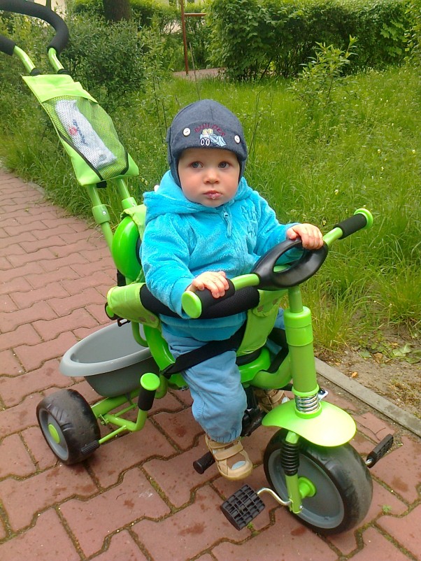 Zdjęcie zgłoszone na konkurs eBobas.pl Na wiosnę rodzice kupili mi rowerek ;D Nawet kolor mojej bryki pasuje do tej pory roku :&#41;