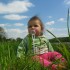Moja córeczka uwielbia leżeć na zielonej trawce:&#41;