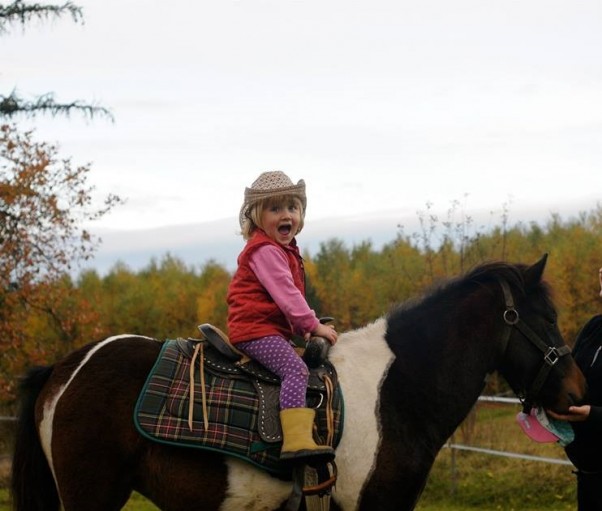 Aurelcia na koniku Taka radość dziecięcia mojego gdy siedzi na koniu i widzi aparat ;&#41;