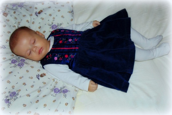 Laleczka malutka &lt;3 2 miesięczna Julcia kiedy spała wyglądała jak mała laleczka :&#41; Tylko całować :* 
