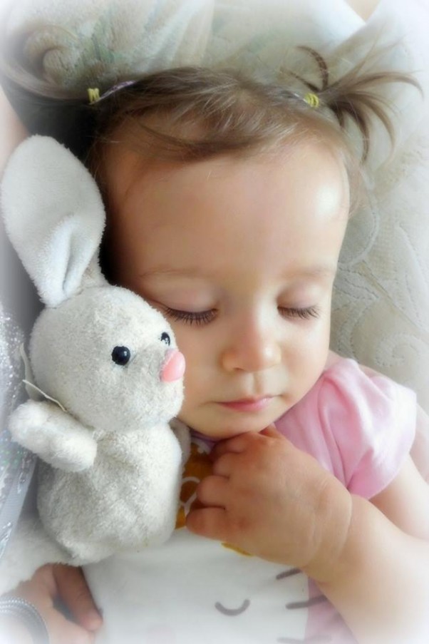 Śpiący króliczek &lt;3 100&#37; słodkości :&#41; aż człowiek nie może się napatrzeć na śpiące dzieciątko :&#41; :*