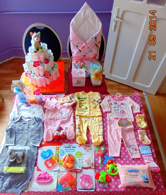 Prezenciki Następnego dnia wyłożyłam wszystkie prezenty na stół i miejsca zbrakło, tak się dziewczyny zaangażowały w Baby shower :&#41; no cuda cudeńka :&#41;