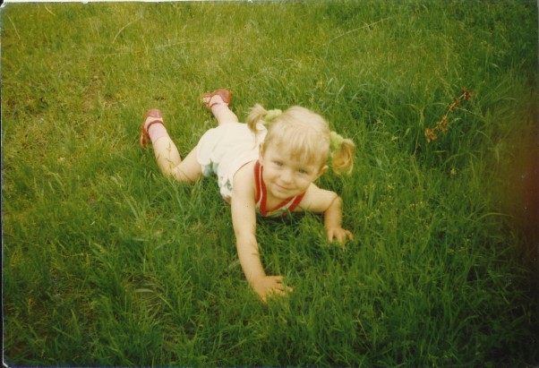 Zielono mi! Zdjęcie zostało zrobione w dzieciństwie na podwórku, na którym wciąż mieszkam ;&#41; Byłam słodką dzidzią, która lubiła rozrabiać ;&#41;