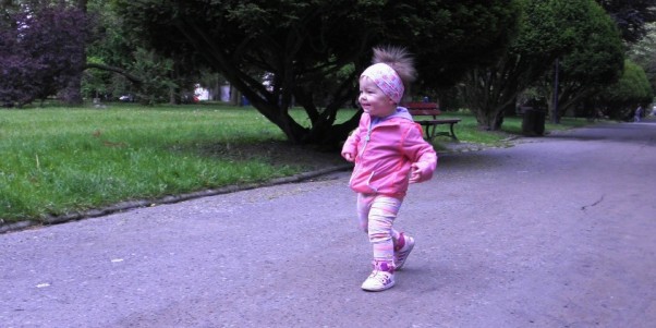 Zdjęcie zgłoszone na konkurs eBobas.pl Włosy dęba stają gdy dzieci zabawie się oddają &#45; wesoło w parku brykają i uśmiechy rozdają. Moja Zosia to &quot;samosia&quot; sama biega, skacze, krzyczy.